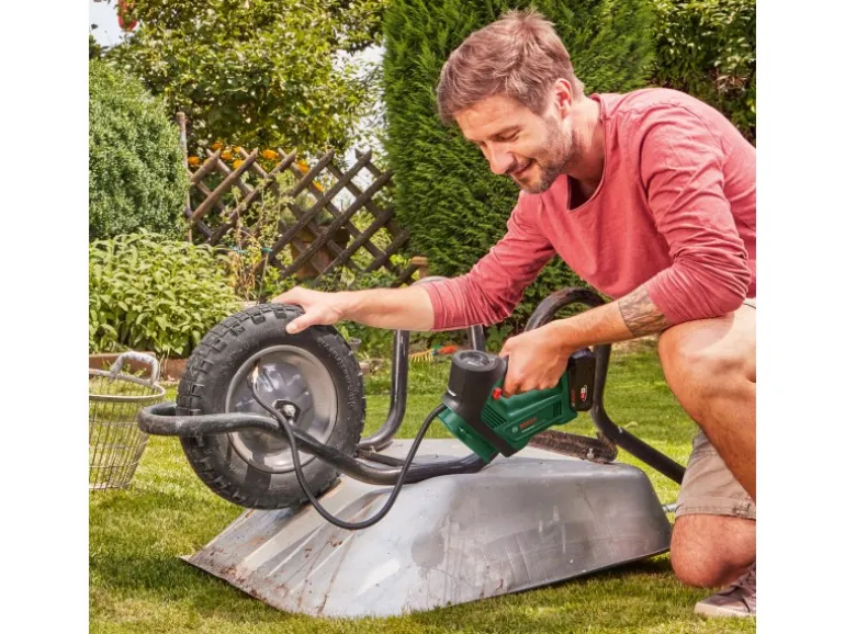 Bosch Akku-Luftpumpe UniversalPump 18V Solo